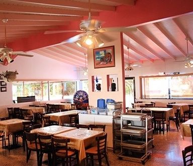 Interior de un restaurante del área de Joyuda en Cabo Rojo